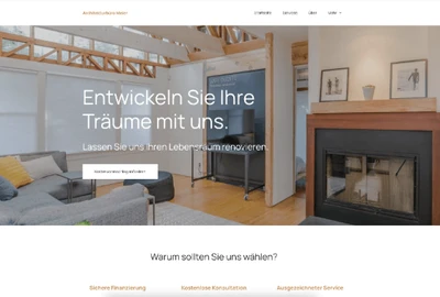 Wohnzimmer mit Kamin, graues Sofa, Holzboden, Holzbalkendecke, TV, Bilderrahmen an der Wand, großes Fenster.