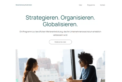 Webseiten-Screenshot: Überschrift Strategieren. Organisieren. Globalisieren.; zwei Frauen im Gespräch vor Fenster mit Stadtblick.