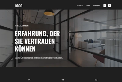 Büro-Lobby mit Glaswänden, dunklem Rahmen, Sitzbereich mit Sofa rechts, große weiße Überschrift links.