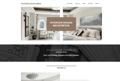 Architekturseite: zwei helle Wohnräume, braunes Schild mit Text, dunkler Banner, 'WAS WIR TUN' und kleines weißes Kugelobjekt.