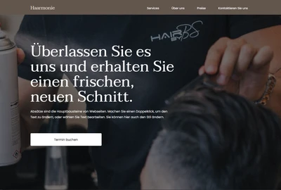 Friseur sprüht Haarspray auf das Haar eines Kunden; eine weitere Hand berührt das Haar.