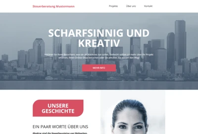 Webseite mit Skyline-Hintergrund, großem Titel 'SCHARFSINNIG UND KREATIV' und roter Button 'MEHR INFO'.