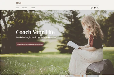 Eine Person sitzt im Gras auf einem Stein und liest ein Buch; im Hintergrund Bäume und Sonnenlicht.