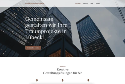 Hochhäuser aus Glas von unten; Web-Header mit Logo links oben und Menü, weiße Überschrift über dem Bild.