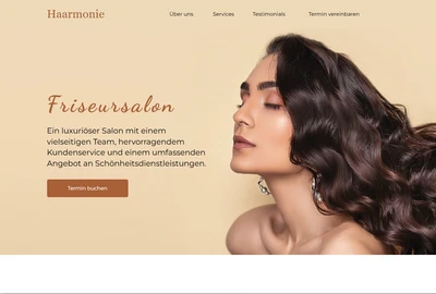 Beiger Website-Auftritt mit einer Frau, langes dunkles Lockenhaar; Text Friseursalon und Termin buchen sichtbar.