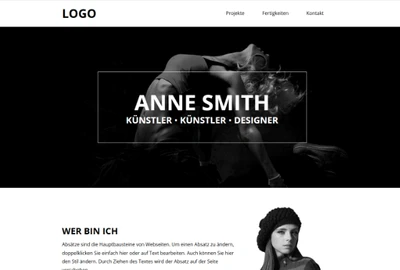Schwarze Webseite mit Logo; zentrales Bannerbild zeigt ANNE SMITH, KÜNSTLER – DESIGNER; darunter Porträt einer Frau mit Mütze.