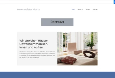 Screenshot einer Webseite mit der Überschrift Über uns; links Text zu Malerarbeiten; rechts Wohnzimmer mit Sofa.