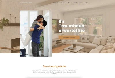 Heller Wohnbereich mit Sofa und großen Fenstern; rechts der Text 'Ihr Traumhaus erwartet Sie'; links ein Mann hebt eine Frau.