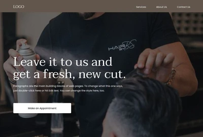 Friseur bei der Haarschneide-Arbeit; Sprühflasche links, dunkler Hintergrund, obere Navigationsleiste mit Logo.