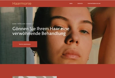 Nahaufnahme eines Gesichts einer Frau; Arm hinter dem Kopf; roter Kopfbereich der Website oben mit dem Titel Haarmonie.