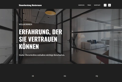Dunkles Website-Headerbild mit großer, weißer Schrift links, Glaswänden und Sofa im Hintergrund.