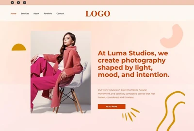 Website-Heldenbild: Frau in pinkem Anzug sitzt auf Stuhl; peachfarbener Hintergrund mit gelben Formen, rechter Textblock.