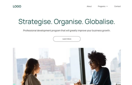 Zwei Personen sitzen gegenüber vor einem Fenster mit Stadtausblick; Logo oben links; Großer Text und Learn More sichtbar.