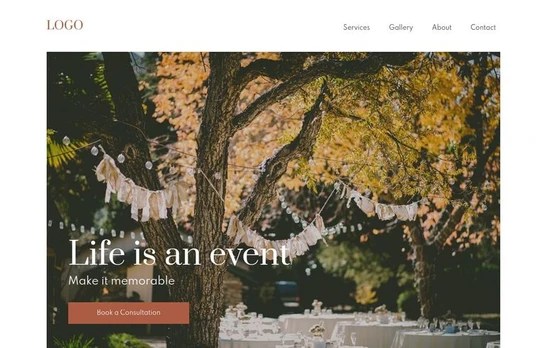 Header mit LOGO links, Menü rechts; Herbstliches Outdoor-Bild mit Bäumen, Lichterketten und Tischen; Text 'Life is an event'.