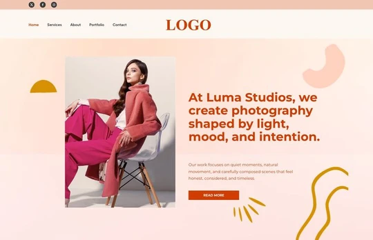 Frau in pinkem Mantel sitzt auf Stuhl vor pastellfarbenem Hintergrund; grafische Formen und orangefarbener Text rechts.