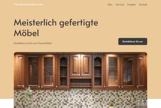 Beigefarbene Webseite mit einer Reihe dunkler Holzmöbelfronten über einer gemusterten Fliesenwand.