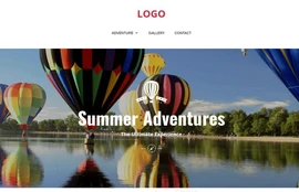 Mehrere bunte Heißluftballons über einem ruhigen See, Uferbäume spiegeln sich im Wasser.