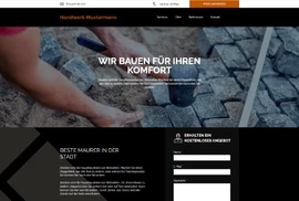 Person arbeitet an einer Pflasterfläche aus Steinplatten; Hammer und Werkzeuge sichtbar, Logo im oberen Bereich.