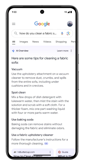 Smartphone-Bildschirm zeigt Google-Suche nach 'how do you clean a fabric s...' mit Reinigungstipps.
