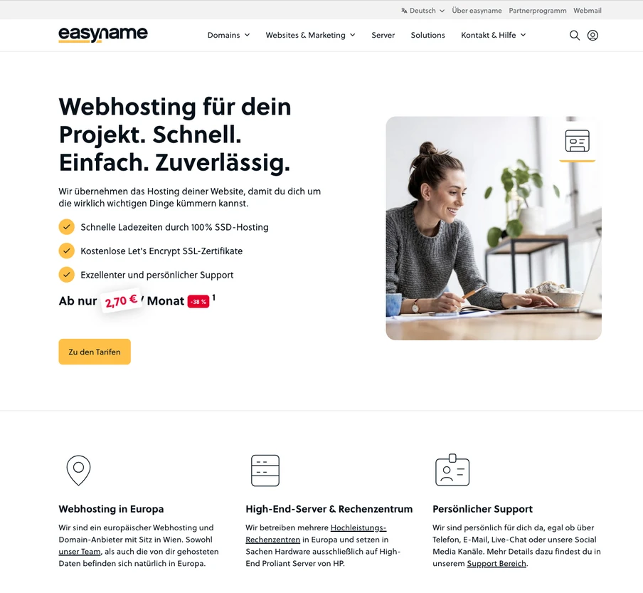 Screenshot einer Website-Startseite: Linke Spalte mit Überschrift und Listen, rechts ein Foto einer Frau am Laptop.
