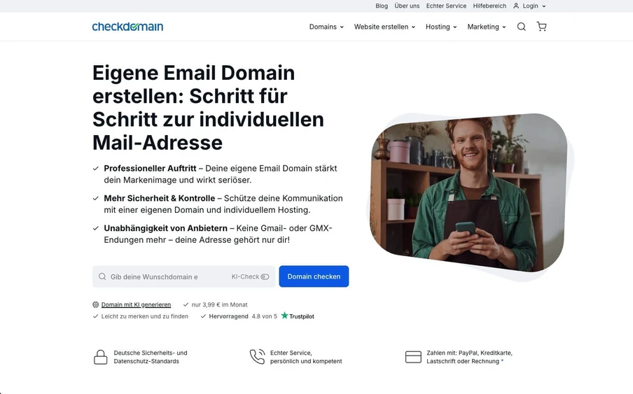 Screenshot einer Landingpage: Linke Textseite mit Überschrift, rechts ein abgerundetes Bild eines Mannes mit Smartphone.