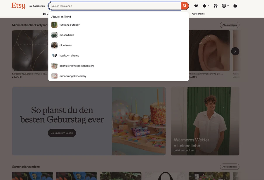 Screenshot der Etsy-Startseite mit Suchleiste, Dropdown-Vorschlägen und Banner; rechts eine Person in Weiß.
