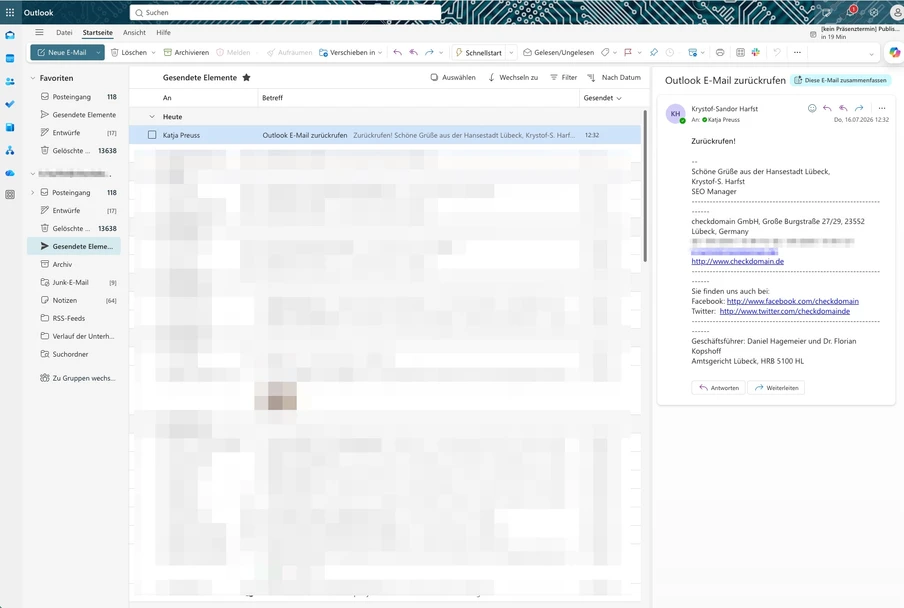 Screenshot von Outlook: linke Ordnerliste, mittlere E-Mail-Liste, rechter Lesepaneel; obere Symbolleiste sichtbar.