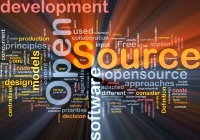 Bunte Wortwolke mit zentralem Open Source, von Lichtstrahlen umgeben, viele Begriffe wie software und code.