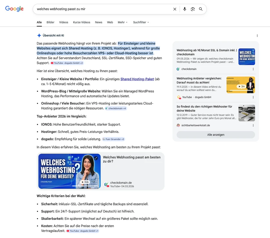 Screenshot einer Google-Suche zu Webhosting; Ergebnisse links, Werbe-Panel rechts, blauer Frage-Banner unten links.