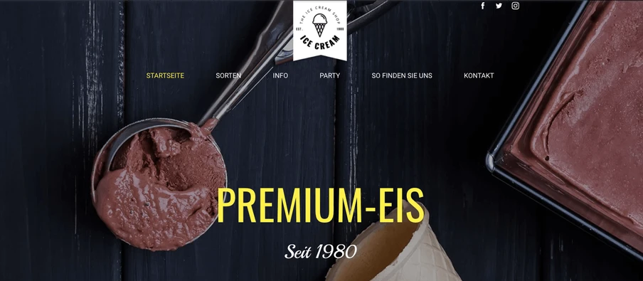 Dunkler Holztisch; Löffel mit Schokoladeneis, links; Eisbehälter rechts; gelber Schriftzug PREMIUM-EIS Seit 1980; Logo oben mittig.