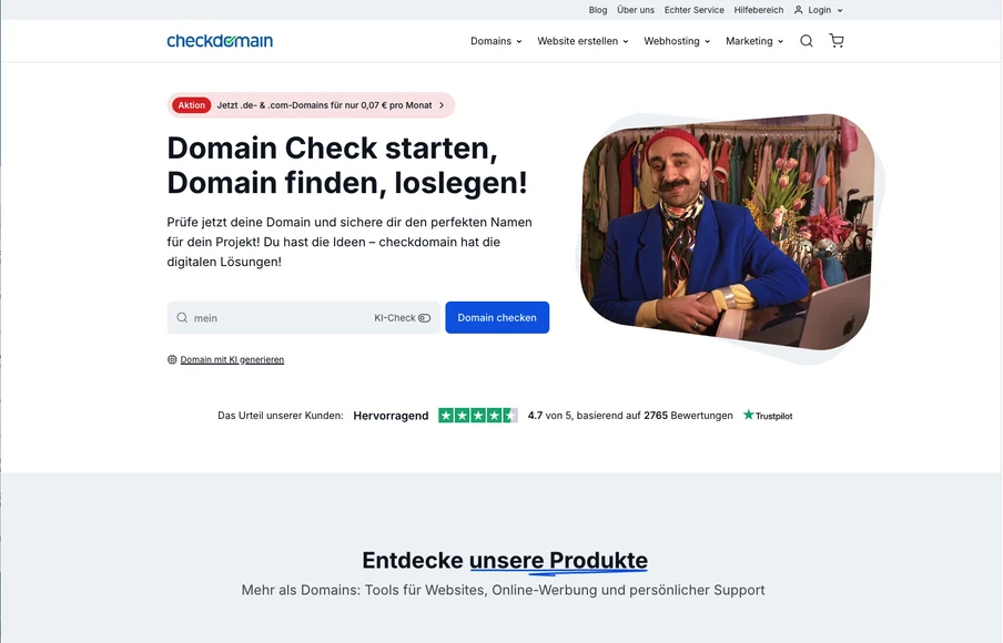 Webseiten-Screenshot zur Domainprüfung: Suchfeld und Button Domain checken, daneben ein rundes Foto eines Mannes im Anzug.