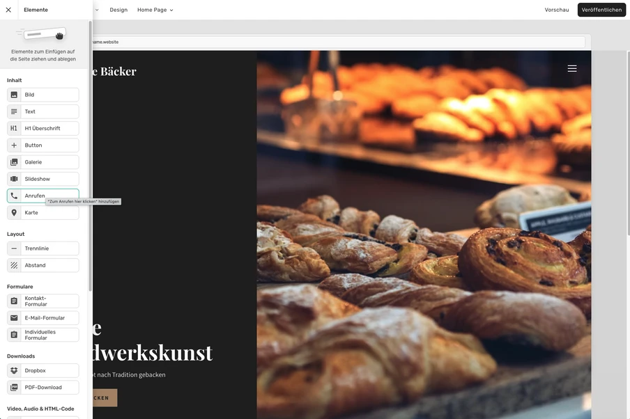 Nahaufnahme von Backwaren in einer Auslage: Brötchen und Croissants, unscharfer Hintergrund.