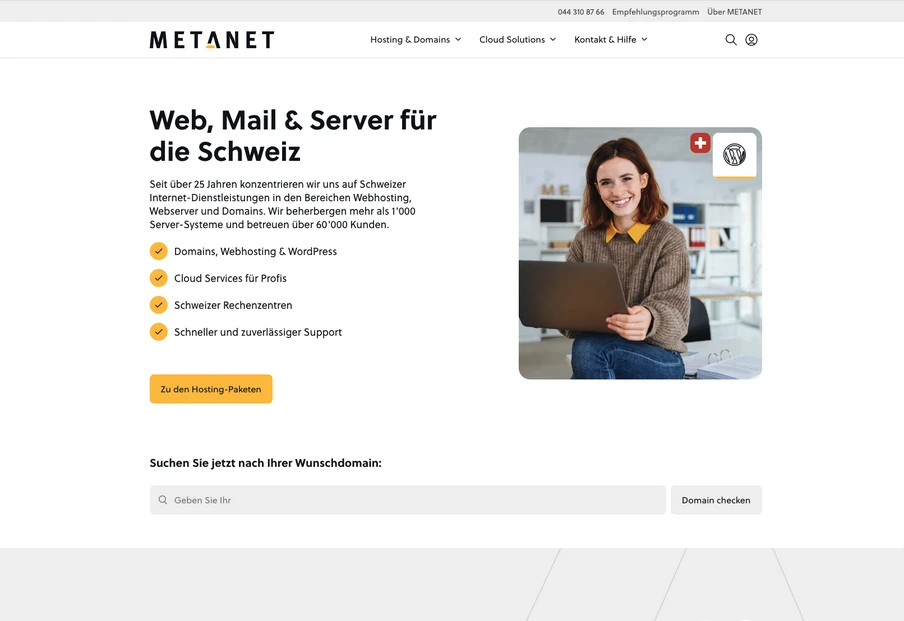 Screenshot einer Webhosting-Startseite: Linke Textspalte mit Überschrift und Aufzählung; rechts Frau mit Laptop.