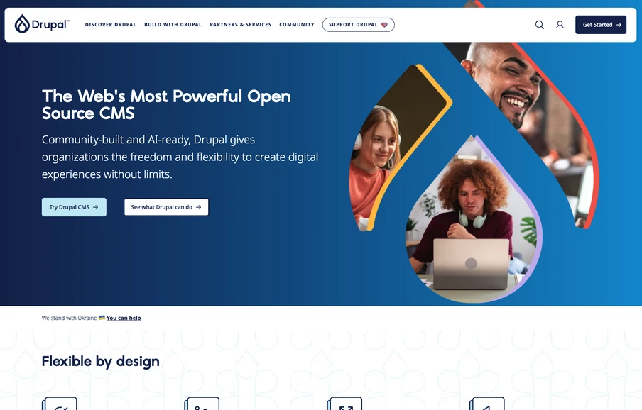 Blauer Gradient-Hintergrund mit weißem Titeltext, Drupal-Logo und Tropfen-Symbol; Porträtbilder in Kreissegmenten.