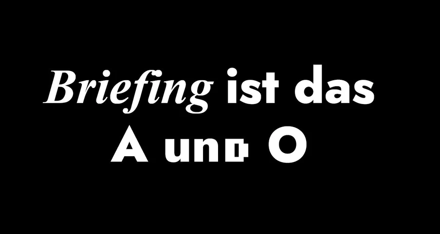Schwarzer Hintergrund, weißer Text: Briefing ist das A und O (oben und unten unterschiedliche Schriftstile).