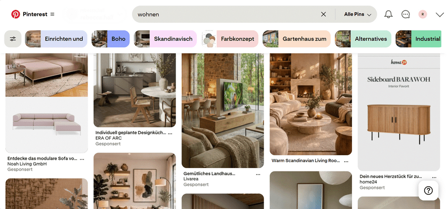 Pinterest-Ansicht mit mehreren Pins zu Wohnzimmermöbeln: Sofas, Tische, Stühle und Holzschränke.
