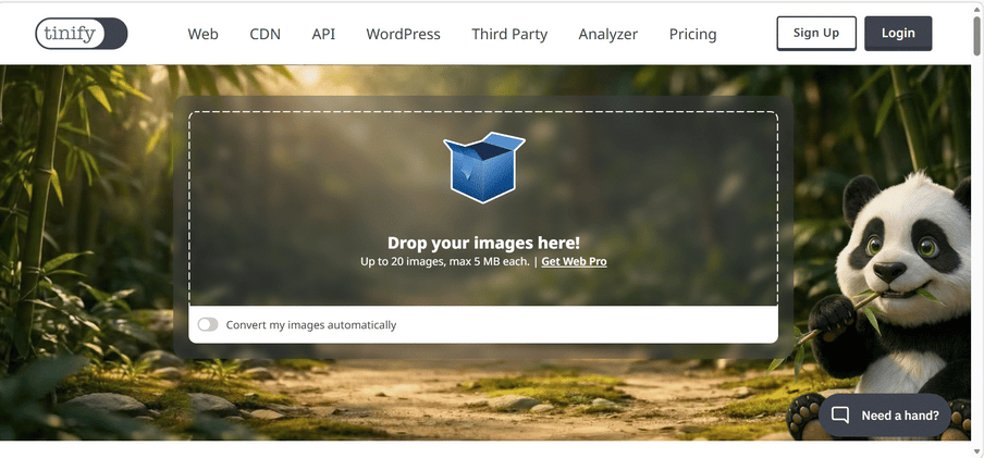 Screenshot einer Website mit Tinify-Logo, Panda rechts im Bambuswald, zentrale Uploadfläche mit Text.