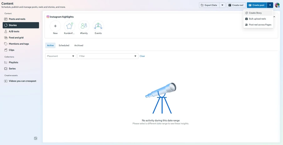 Screenshot einer Web-App-Oberfläche; unten mittig ein blaues Teleskop auf Stativ, links Menü