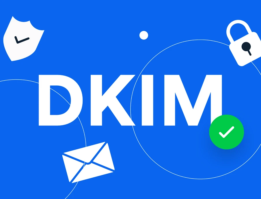 Blauer Hintergrund mit großen weißen DKIM-Buchstaben, Kreisen, Schild- und Schloss-Symbol, Briefumschlag und grünem Haken.