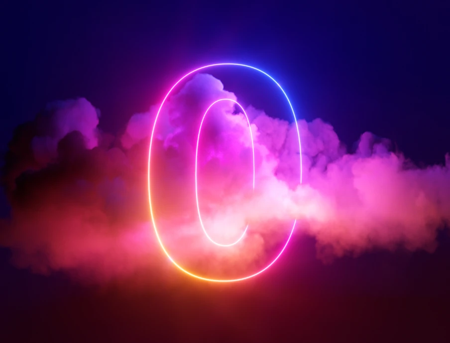 Neonfarbener Lichtring vor dunklem Himmel, Wolken durchscheinend, Farbverlauf von Gelb über Orange und Pink zu Blau.