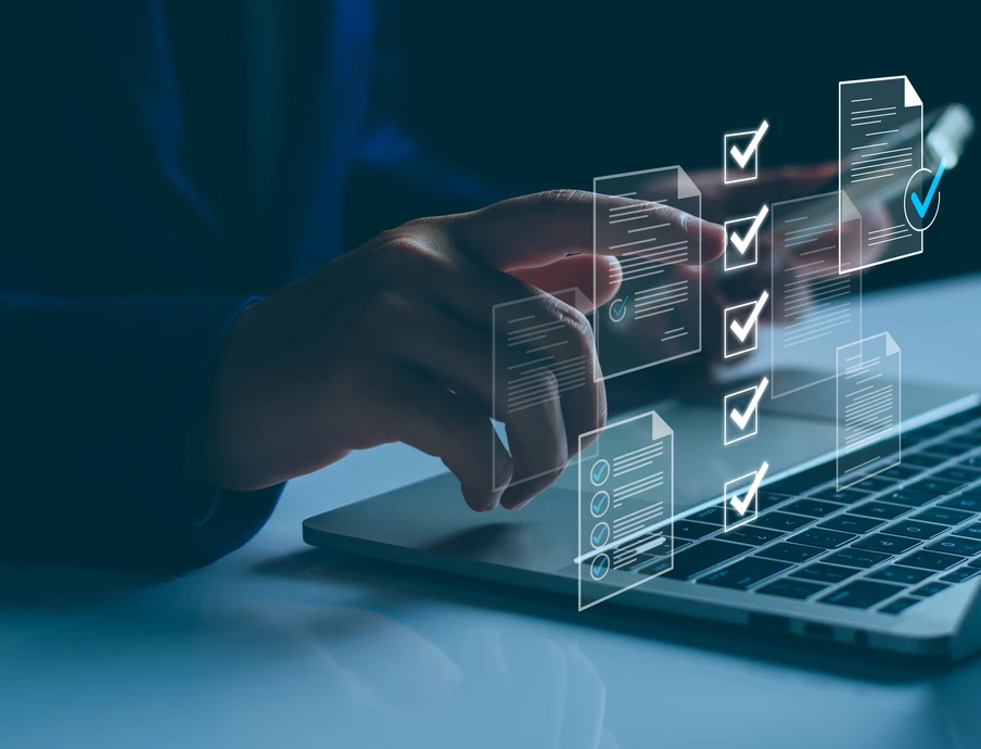 Hand tippt auf Laptop-Tastatur, umgeben von schwebenden Checklisten-Icons mit Häkchen.