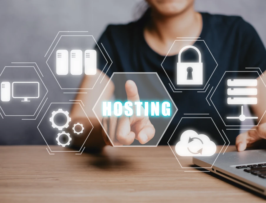 Person tippt auf Laptop; umgeben von hexagonalen Symbolen mit Servern, Monitor, Cloud, Schloss und HOSTING.