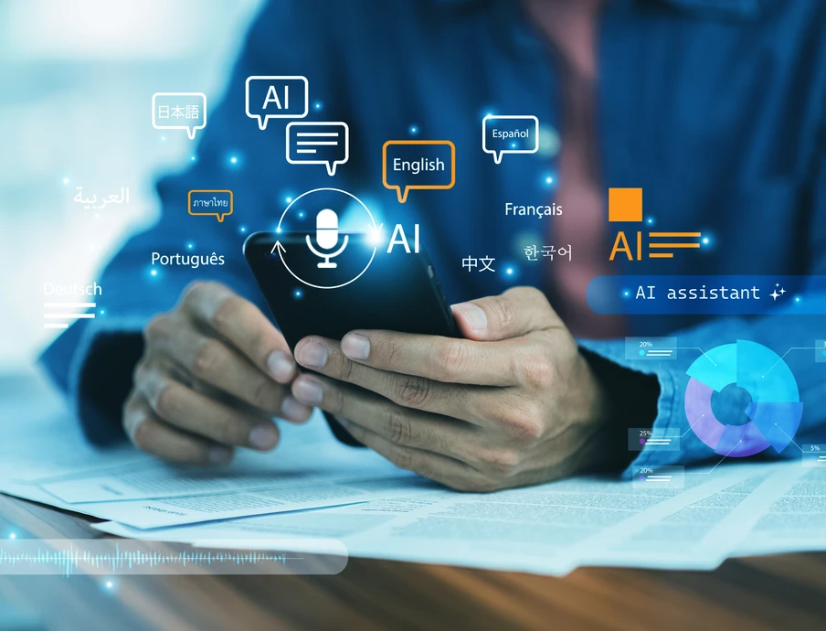 Hände halten Smartphone, umgeben von AI-Symbolen und Sprachen-Icons vor blauem Hintergrund.