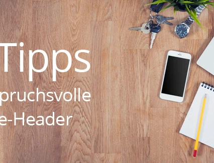 Top-down Holztisch mit Laptop, Smartphone, Notizblock, Stift, Brille, Pflanze und Schlüssel; weiße Überschrift '11 Tipps'.