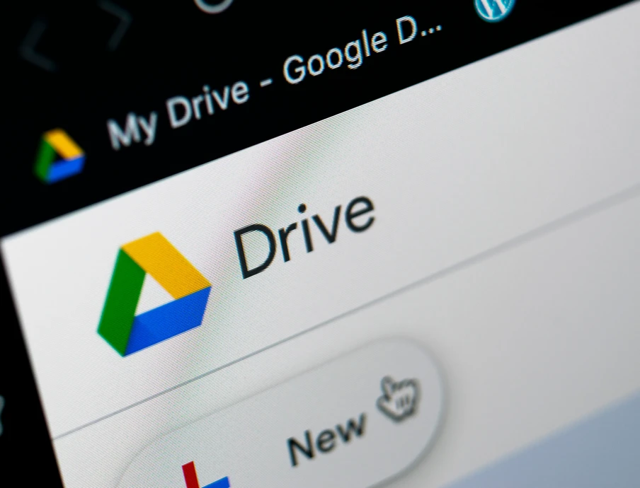 Bildschirm zeigt Google-Drive-Oberfläche mit Drive-Logo, dem Schriftzug 'Drive' und einer 'New'-Schaltfläche mit Cursor.