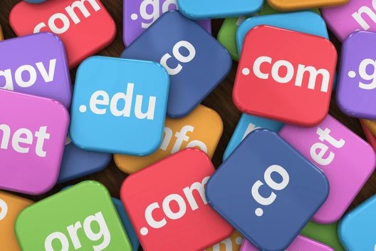 Viele bunte, abgerundete Quadrate mit weißen Domain-Endungen wie .com, .net, .org, .edu, .gov.
