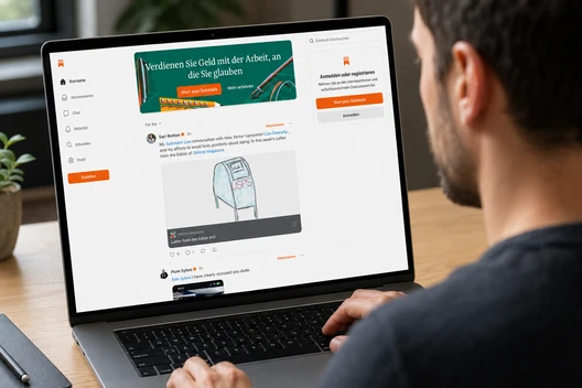 Person von hinten vor Laptop; Bildschirm zeigt Feed mit Bannern, Textbeiträgen, Seitenleiste und orangefarbenen Buttons.