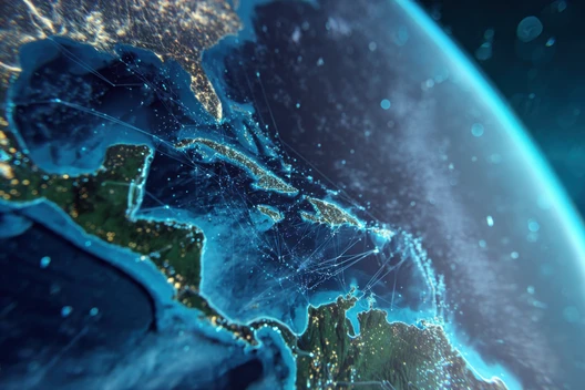 Ansicht der Erde aus dem Weltraum: beleuchtete Kontinente, Küstenlinien, dunkler Ozean und blaue Atmosphäre am Rand.
