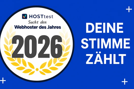 Blauer Hintergrund; links runde Plakette mit Lorbeerkranz und der Ziffer 2026, rechts weißer Text DEINE STIMME ZÄHLT.