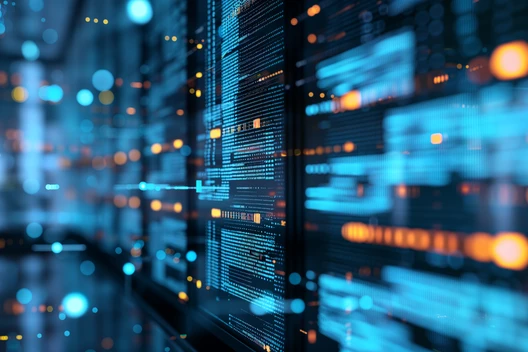 Serverracks mit blauen LEDs und orange Leuchten in einem Rechenzentrum, Spiegelungen und Kabel sichtbar.